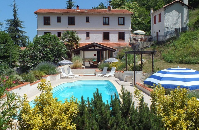 Fantástica casa grande para hasta 28 personas. Maravillosas vistas, Sahorre, nr Perpignan