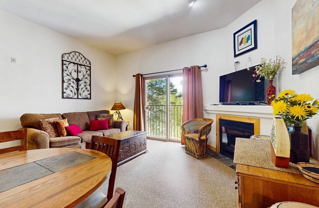 Fantastic condo close to skiing with fireplace, gym, Ping-Pong - Snowbirds okay