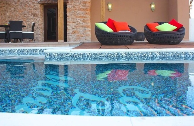 Encantadora casa de campo con piscina. Lejos del turismo de masas y cerca del mar.