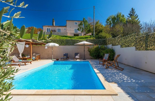 Fantástica finca con tenis de mesa, parque infantil, cancha de baloncesto, piscina privada, cocina exterior