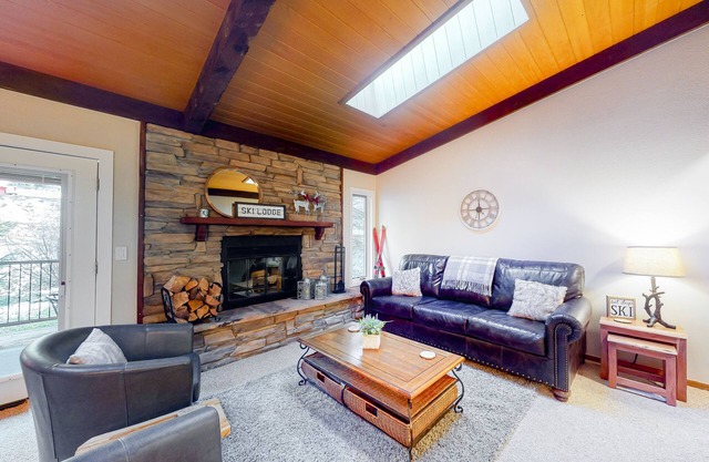Fantastic gem near skiing & town with fast WiFi, gas grill, & balcony