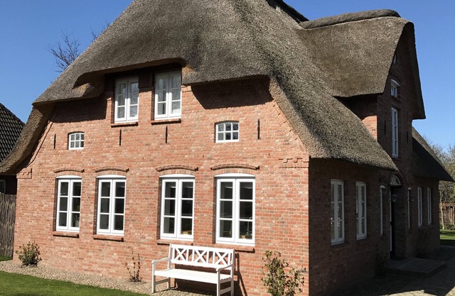 Fantástica casa de vacaciones con techo de paja en Föhr