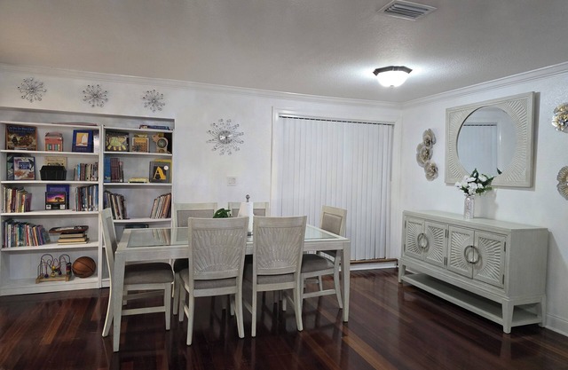 Fantastic king bedroom and pool in 3 min from Tampa airport