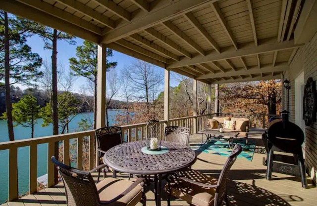 Fantastic Lake View! Has a king bed or a twin bed set up, your choice.
