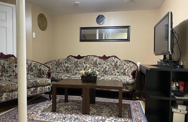 Fantastic Location - All amenities near by - 2 bed/ 1bath - fridge, full kitchen