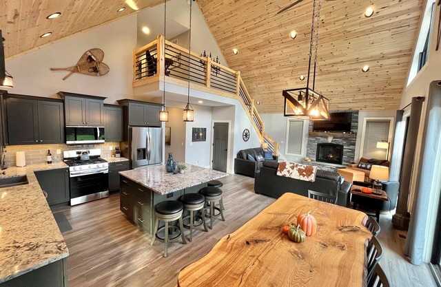 Fantastic New 8bd-4ba Betsie River Home, Game Rm, Two Family Rms, Kayaks, 6acres