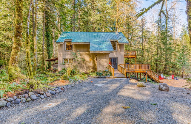 Fantastic river cabin near Mount Hood with private hot tub, firepit & wood stove
