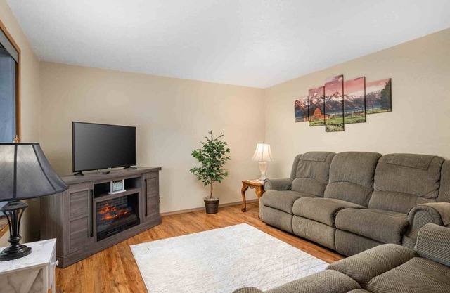 Fantastic Single Level Wine Country Retreat, Pet Friendly, Walk to Restaurants, Wine Tasting, Food