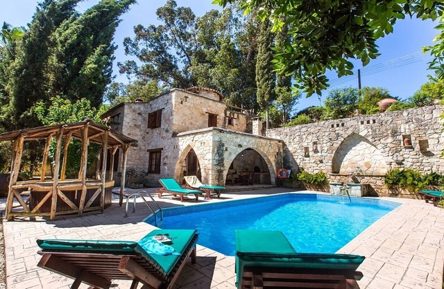 Fantástica villa de piedra, piscina privada, sauna, jacuzzi jacuzzi en la ubicación idílica de Miliou.