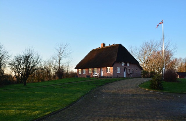 Fantastic thatched cottage with lake and sauna
