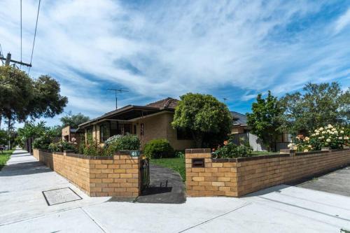 Fantastic Three Bedroom Home Close to City and Airport
