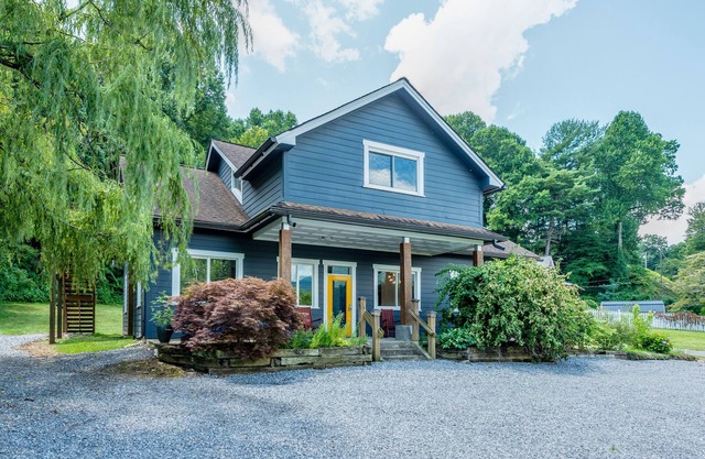 Fantastic upper apartment with fast WiFi, full kitchen, firepit & central AC
