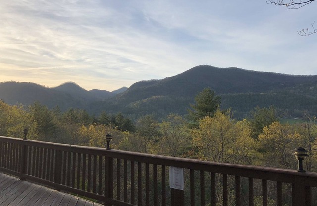 Fantástica vista al valle desde esta casa de 3 dormitorios y 3 baños en Sylvan Lake Falls.