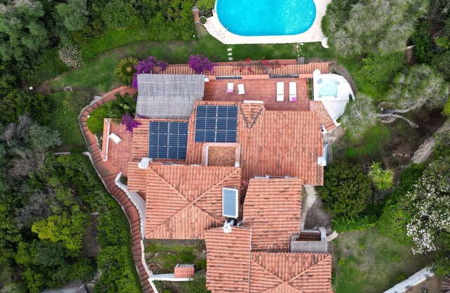 Fantástica villa con piscina desbordante con vistas al mar, 4 habitaciones con baño privado.