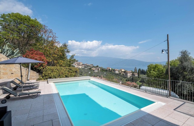 Fantástica villa con piscina privada, vistas al lago y terrazas; garaje doble