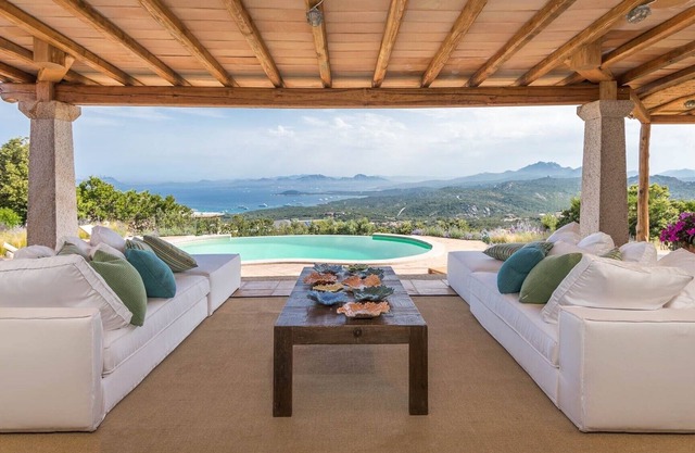 VILLA FANTÁSTICA CON UN PANORAMA ÚNICO EN CALA DI VOLPE