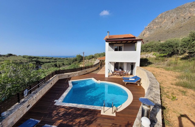 Fantástica villa con piscina privada, vistas al mar, a la montaña y al pueblo