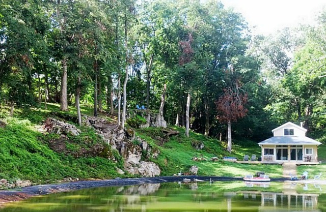 Fantasy Getaway Cottage en un estanque privado con cascada, piscina de rocas y bañera de hidromasaje