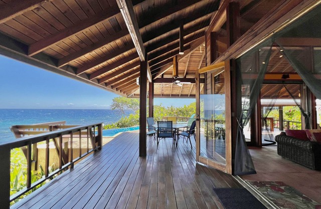 Far Tortuga - First Bight, Roatan