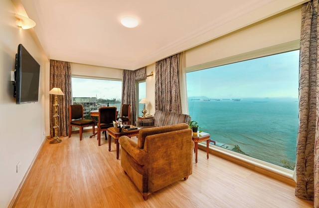 Fariyas Hotel