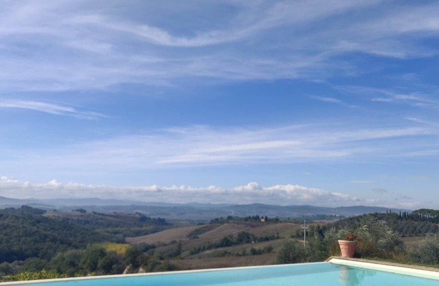 Farm apartment, infinity pool - under 30 minutes to Siena,