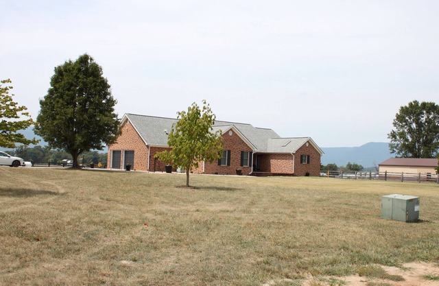 "FARM CHARM" w/Mtn Views~Fire Pit~Family Friendly