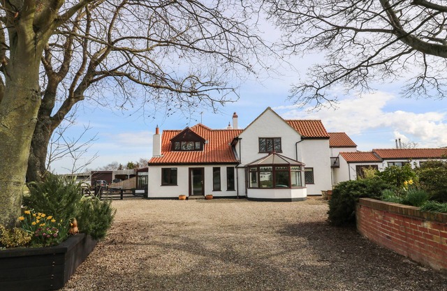 FARM COTTAGE, pet friendly, character holiday cottage in Rillington