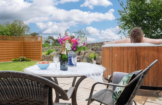 Farm Cottage Retreat, with a 6-person hot tub. 5 minutes outside St.Andrews.