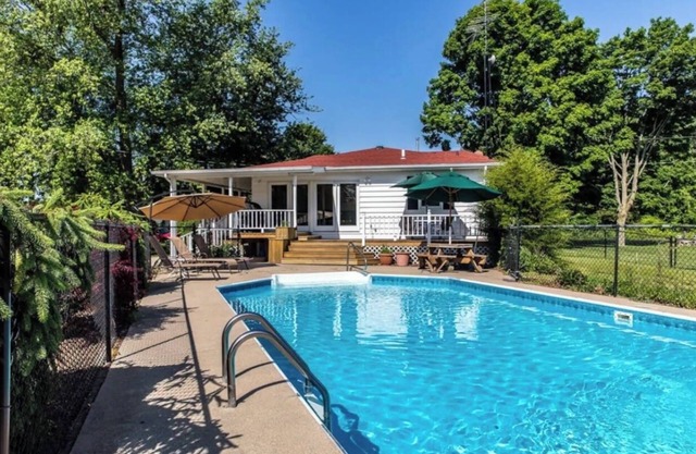 Farm Escape-Pool, Fire Pit, Hot Tub, Starlink, Dog Friendly 1.5 hrs from Chicago
