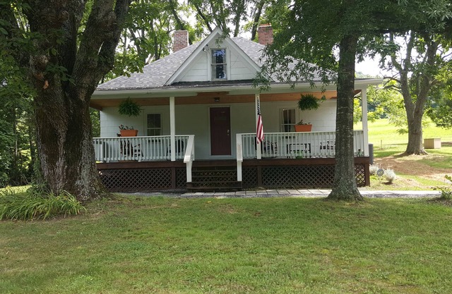 Farm house at the Peach Orchard in Mtns - Pet Friendly