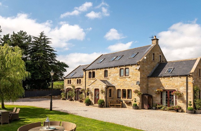 FARM VIEW HALL, pet friendly, with hot tub in Pateley Bridge