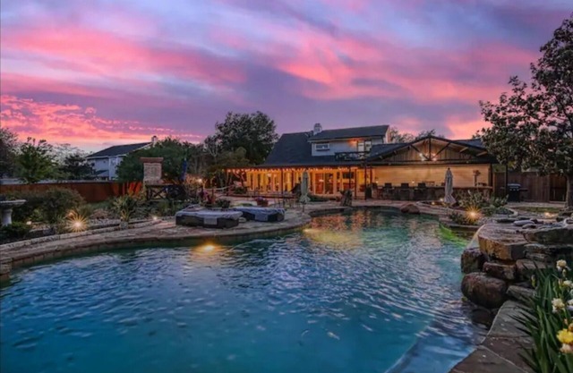 Farmhaus Oasis Family home perfect resort style rental with pool and large lot