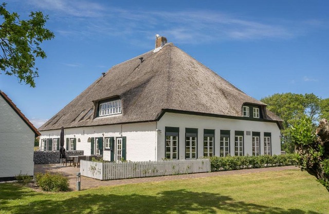 Farmhouse Apartment Near De Slufter