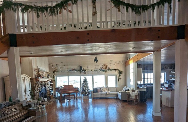 Farmhouse BIG Venue family reunion opt hands on animal experience, ParkCity area