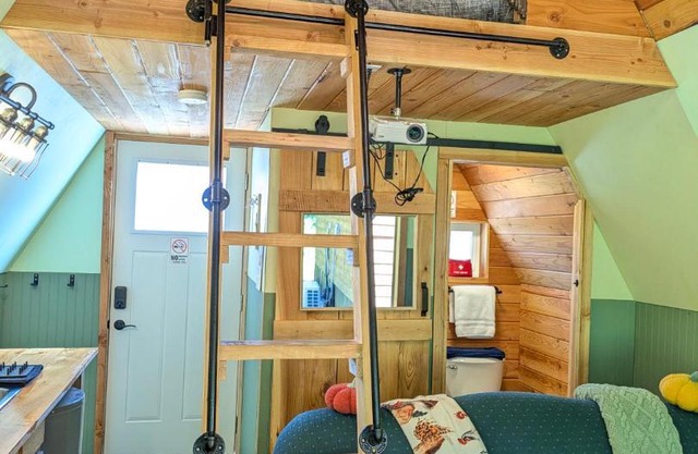 Farmhouse cabin on 33 acre farm