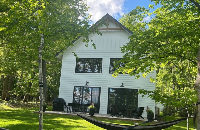 Farmhouse Cabin ON Lower Whitefish Lake with bunkroom