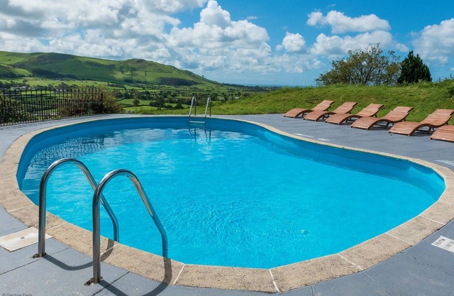 Farmhouse & Cottage - sleeps 10 guests in 5 bedrooms