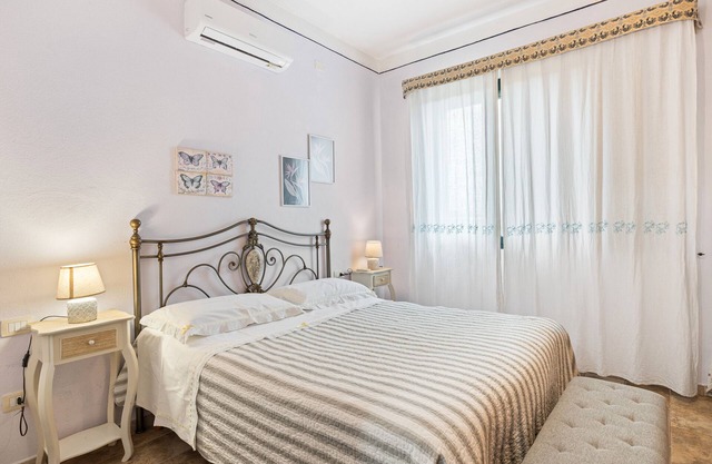 Casa rural 'Cuaddus E Tellas- Habitación 1' con jardín compartido, Wi-Fi y aire acondicionado.