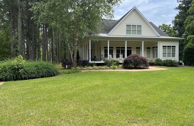 Farmhouse escape, minutes to Lake Gaston or Downtown Littleton. Pets welcomed!