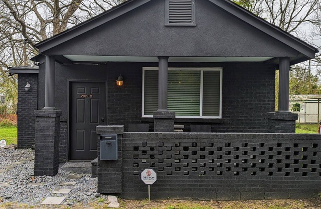 Farmhouse for 6 in Charleston Black House
