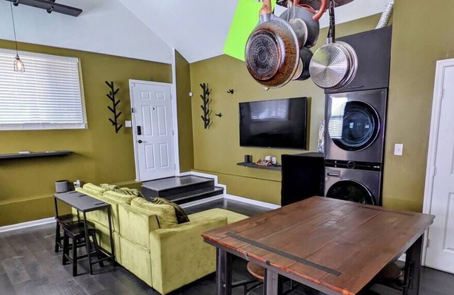 Farmhouse for 6 In Charleston Black House