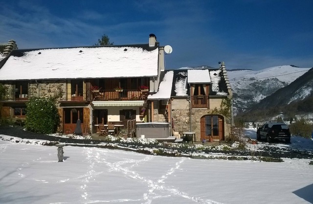 Casa rural en la hermosa ubicación de montaña, piscina climatizada y bañera de hidromasaje.