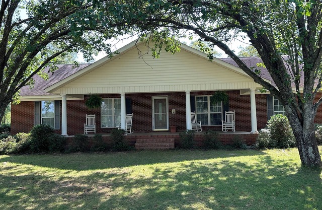 Farmhouse home located near Eufaula and Clayton, AL