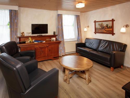 Farmhouse in Nederweert near Canal Trails, cleaning included