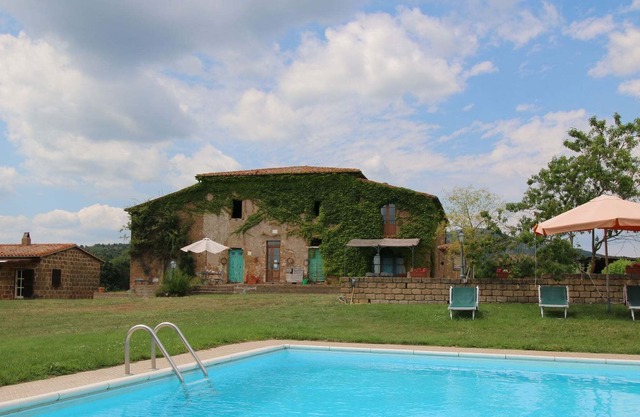 Ideal casa rural con la piscina por el bosque en Sorano