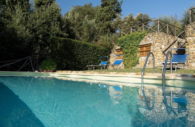 Farmhouse in the greenery of the Tuscany countryside with private pool and view