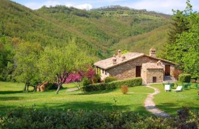 Cortijo en el Parque Natural Monte Subasio. Granja educativa y empresa agrícola