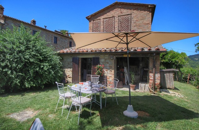 Casa de vacaciones en la colina con jardín