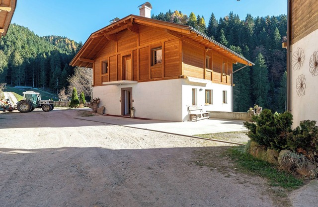 Granja 'Innerjerberhof Sunnseit' con vistas a la montaña, terraza compartida y Wi-Fi
