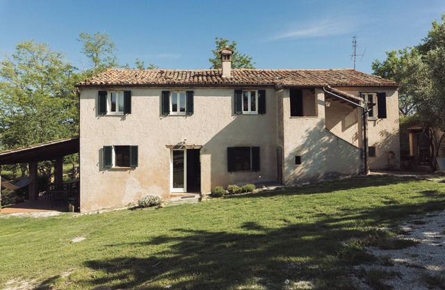 Granja situada en las colinas, a 1 km de Pergola, espacio panorámica, de par en par